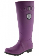 Entdecken Sie den Modetrend mit unserer fashion Gummistiefel Kollektion aus Kanada von Kamik. Das edle Modell Jennifer plum wurde hergestellt aus Lightweight Rubber, einem speziellen recycelbarem, PVC freiem Synthetik Gummi, welches 30 % leichter gegen�ber Standardgummi ist. Der Gummistiefel Jennifer ist zudem auch noch flexibler, abriebfester gibt dadurch einen leichteren...