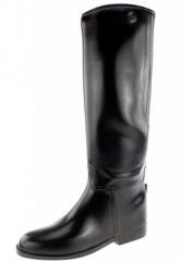 Der schwarze Gummireitstiefel Flexo ist ein hochwertiger Reitstiefel der einem Lederreitstiefel in Komfort und Aussehen kaum hinterher steht.  Das angenehme Tragegef�hl in diesem Gummistiefel wird wird nicht nur durch das aufwendige Innenfutter erreicht, sondern auch durch den Elastikeinsatz im Wadenbereich. Dadurch ist der Schaft des Gummireitstiefel besonders anpassungsf�hig. Auch...