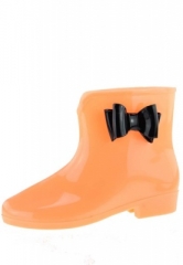 Die nachtleuchtende Gummistiefelette im trendigen orange ist bereits in England ein Hit!  Die Stiefelette leuchtet im Dunkeln, so sind Sie bei Ihrem Spaziergang in der dunklen  Jahreszeit nicht zu �bersehen...  Der - Gummistiefel Hit - bei jedem Festival, das Modehighligt f�r die City.    Die...