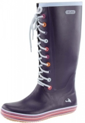Der schicke Gummistiefel von Viking - RETRO SPRINKLE lilac - ist wieder ein gelungener Trendsetter der Viking Retro Reihe. Diesmal gibt es den Gummistiefel auch in Kinder und Jugendgr��en, so dass Sie mit Ihrem Kind im Partnerlook gehen k�nnen. Der gelungene RETRO SPRINKLE lilac mit der typischen Retro Schn�rung bietet...